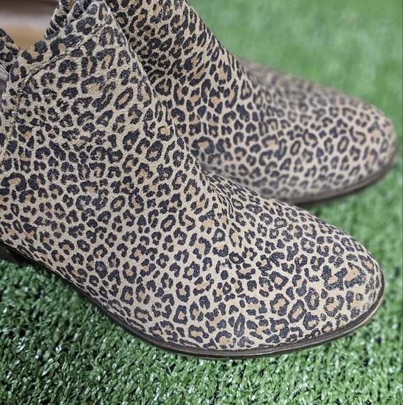 LUCKY BRAND | BALEY LEATHER LEOPARD V-CUT BOOTIES - Picture 6 of 16
